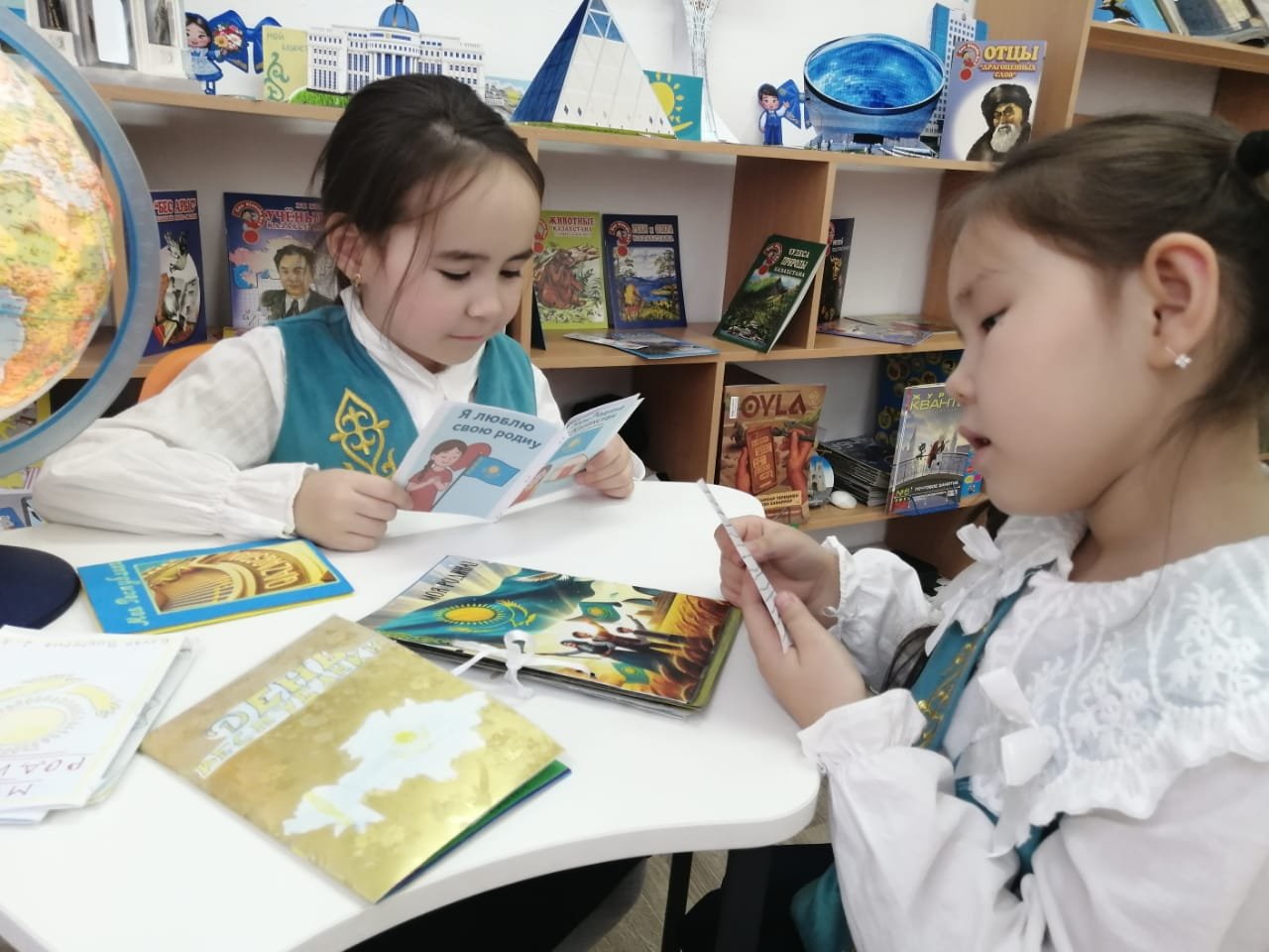 С книгой о Родине