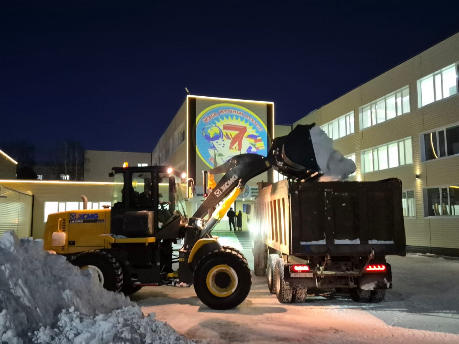 ҚЫС БАҚЫЛАУДА: МЕКТЕП АУМАҒЫНДА ҚАР ТАЗАЛАУ ЖҰМЫСТАРЫ ЖҮРГІЗІЛДІ