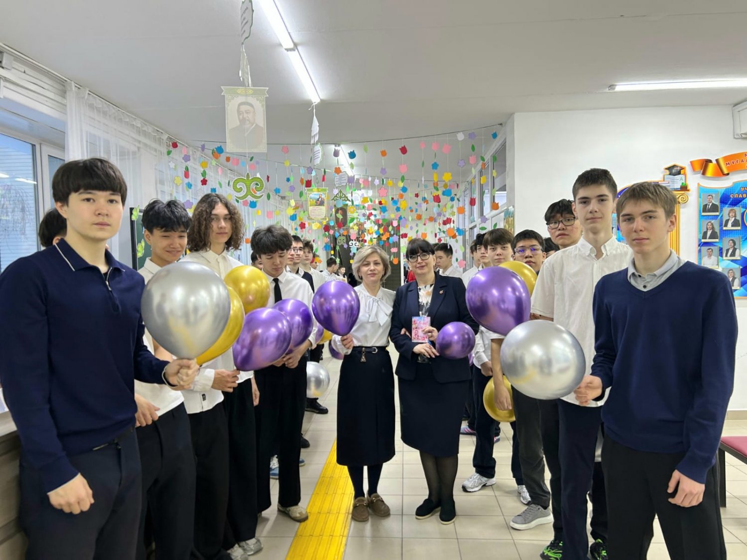 КОГДА ШКОЛА РАСЦВЕТАЕТ УЛЫБКАМИ: ЖИВОЙ КОРИДОР БЛАГОДАРНОСТИ К 8 МАРТА!