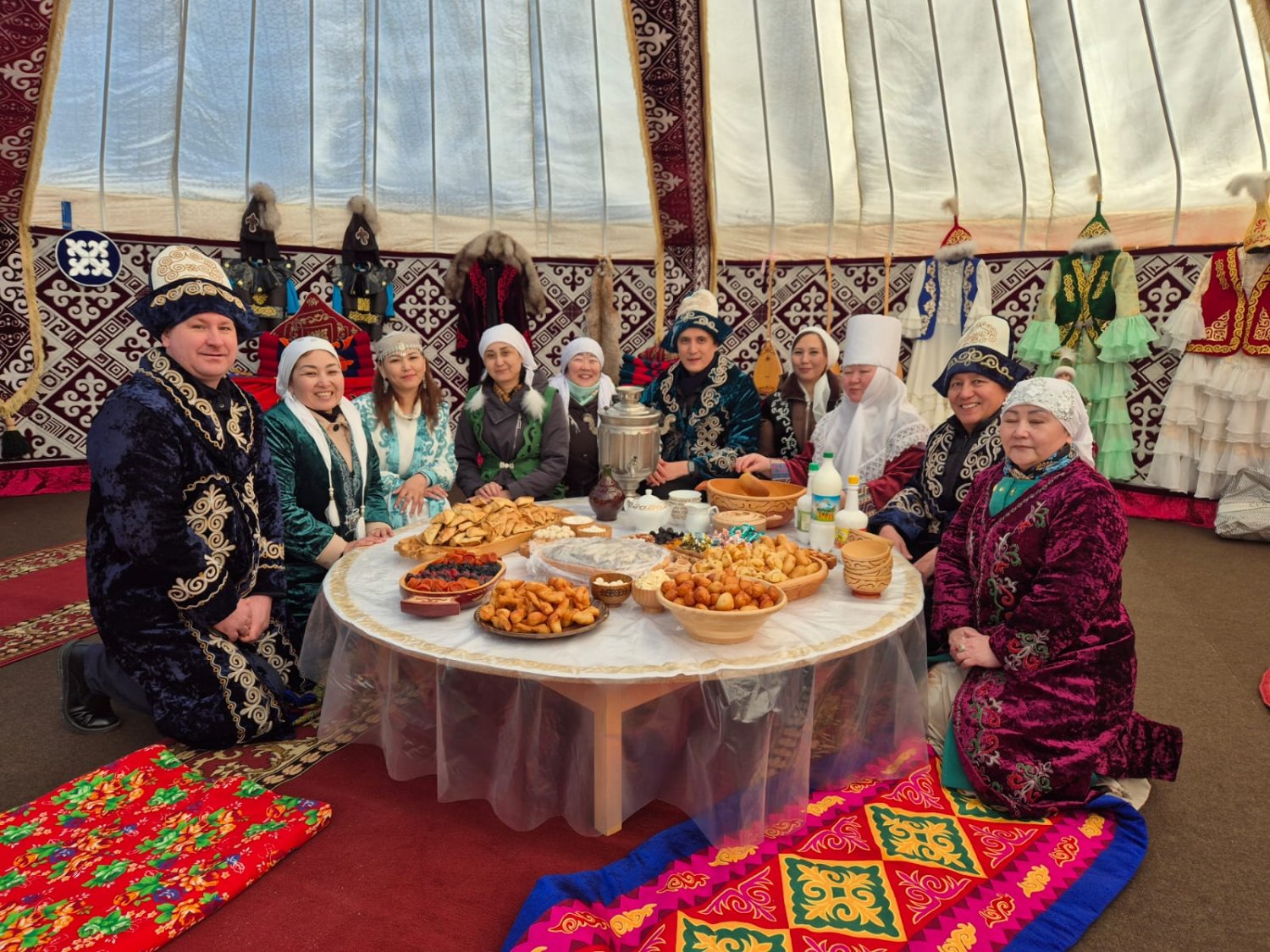 БІР ШАҢЫРАҚ АСТЫНДА