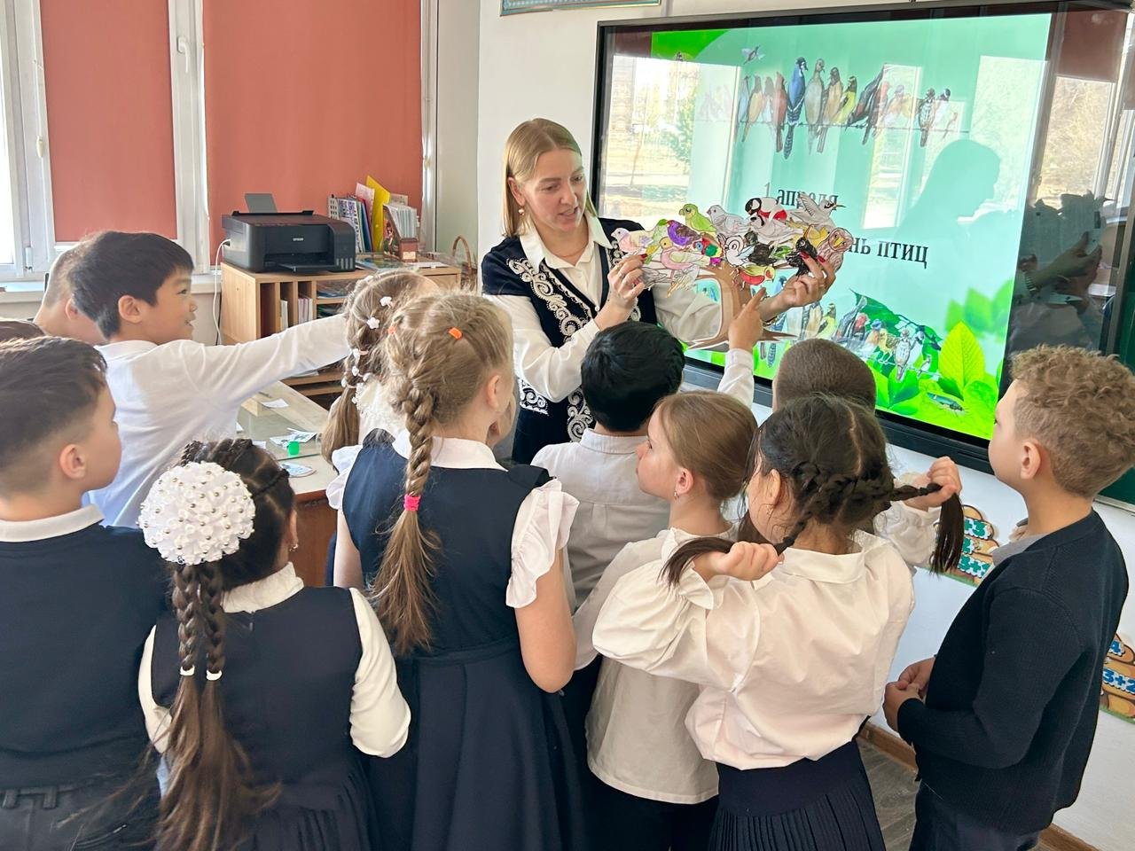 БАСТАУЫШ МЕКТЕПТЕ ҚҰСТАР КҮНІ