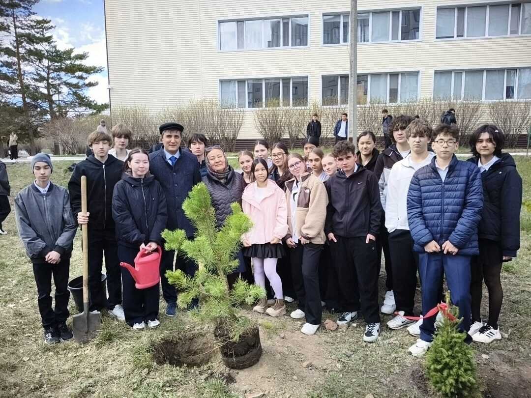 БУДУЩЕЕ НАЧИНАЕТСЯ С МАЛОГО: ДЕРЕВЬЯ ОТ ВЫПУСКНИКОВ 