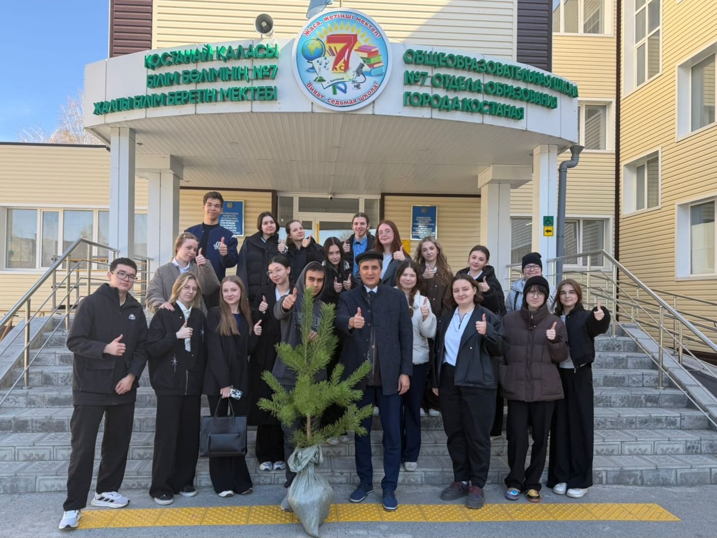 ОСЫ ЖЕРДЕН ЕСТЕЛІК БАСТАЛАДЫ: ТҮЛЕКТЕР ОТЫРҒЫЗҒАН АҒАШТАР