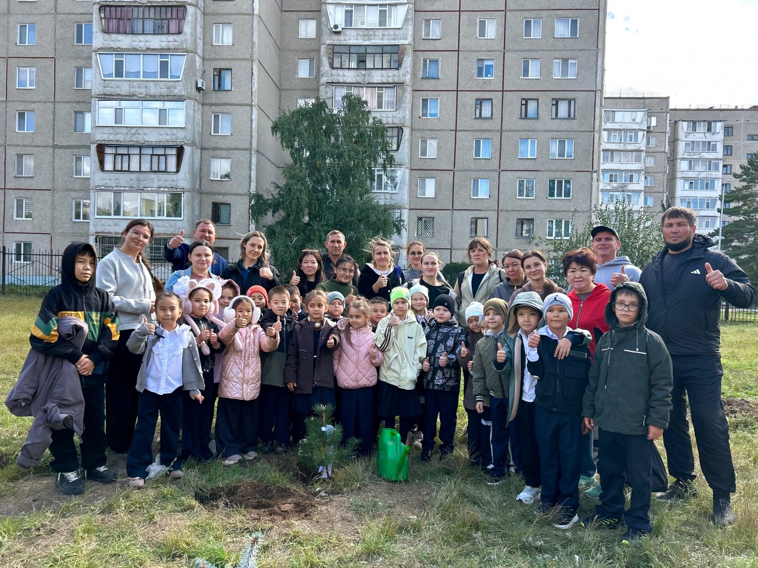 ТАЗА ҚАЗАҚСТАН: БІРІНШІ СЫНЫП ОҚУШЫЛАРЫНЫҢ АЛЛЕЯСЫ ЖАҢА КӨШЕТТЕРМЕН ТОЛЫҚТЫ! 
