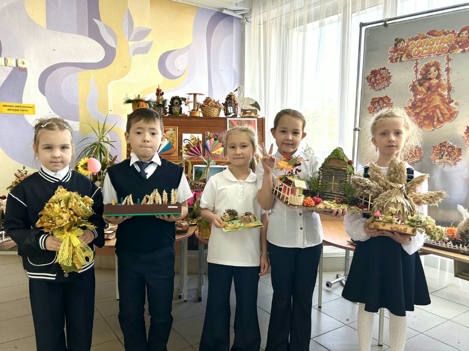 «АЛТЫН КҮЗ» КҮЗГІ ҚОЛӨНЕР БҰЙЫМДАРЫНЫҢ КӨРМЕСІ